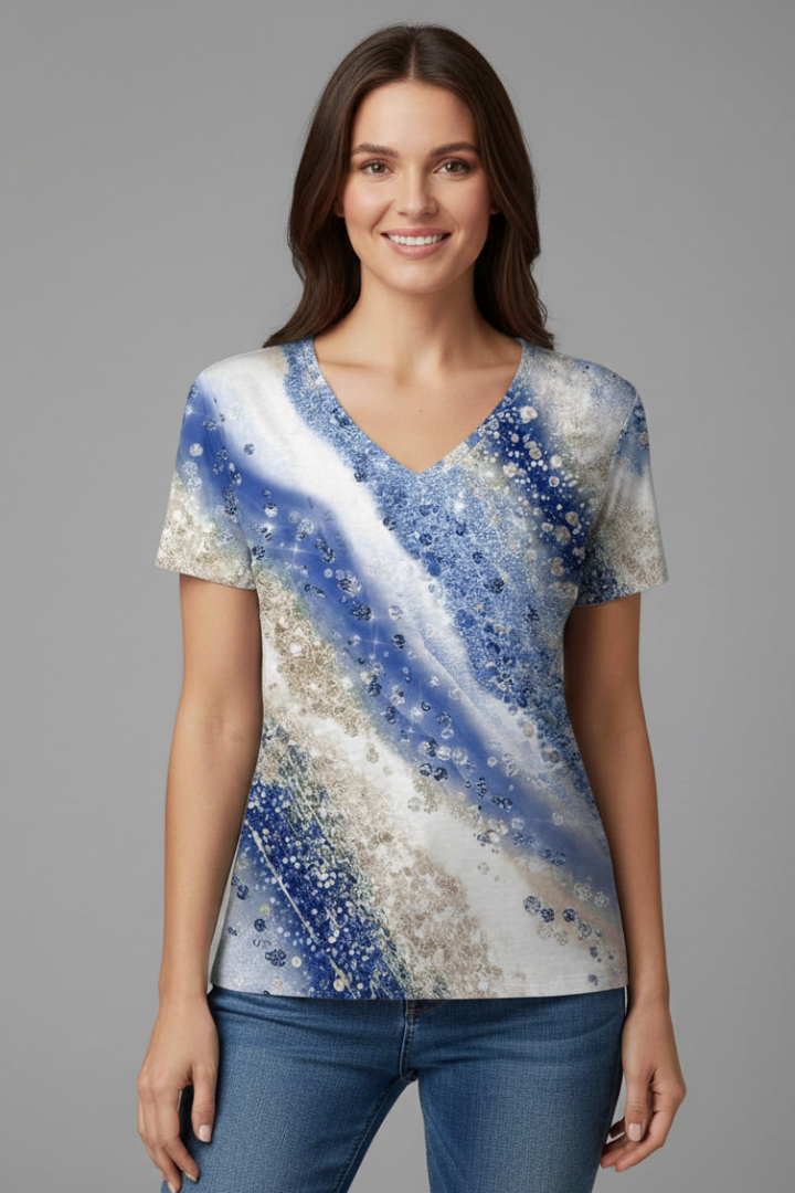 Women’s gradient T-shirt with V-neckline, short sleeves, loose fit, and rounded hem, suitable for casual wear and summer outfits.
