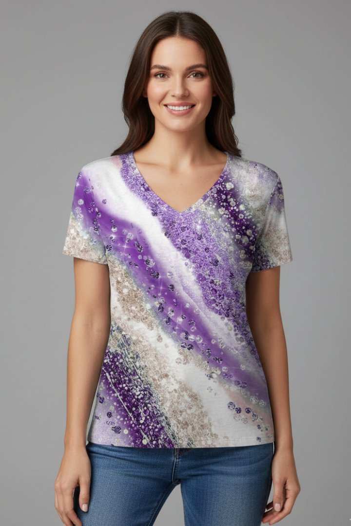 Women’s gradient T-shirt with V-neckline, short sleeves, loose fit, and rounded hem, suitable for casual wear and summer outfits.