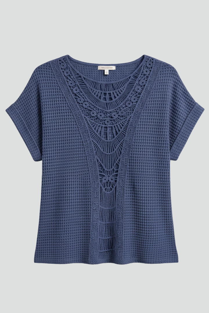 Women’s T-shirt with round neckline, lace inserts on shoulders and back, short sleeves, and loose fit, suitable for everyday wear and casual outfits.