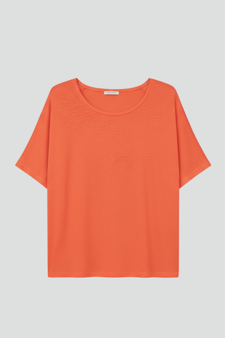 Women’s loose T-shirt with round neckline, short sleeves, and relaxed fit, suitable for everyday wear and casual outfits.