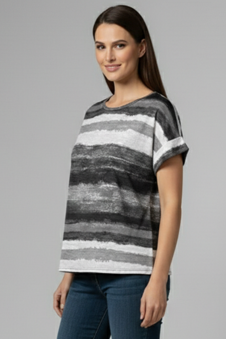 Women’s striped T-shirt with round neckline, short sleeves, loose fit, and printed surface, suitable for everyday wear and casual outfits.