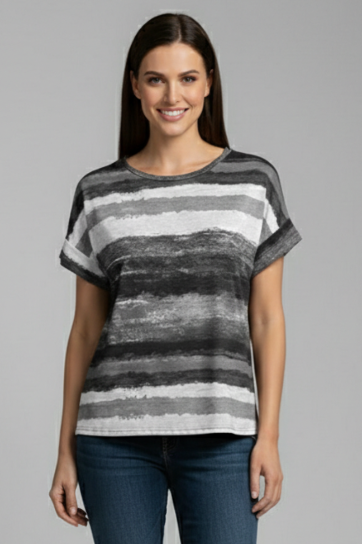 Women’s striped T-shirt with round neckline, short sleeves, loose fit, and printed surface, suitable for everyday wear and casual outfits.