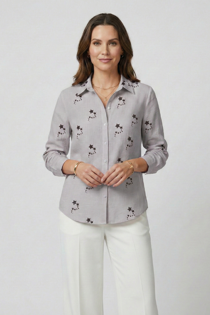 Women’s blouse with button front and floral print, featuring long sleeves and a round neckline for everyday and work styling.