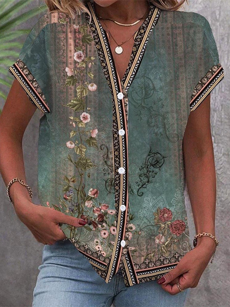 Women’s boho blouse with floral and paisley print, V-neckline, short sleeves, and relaxed fit, suitable for vacations and everyday styling.