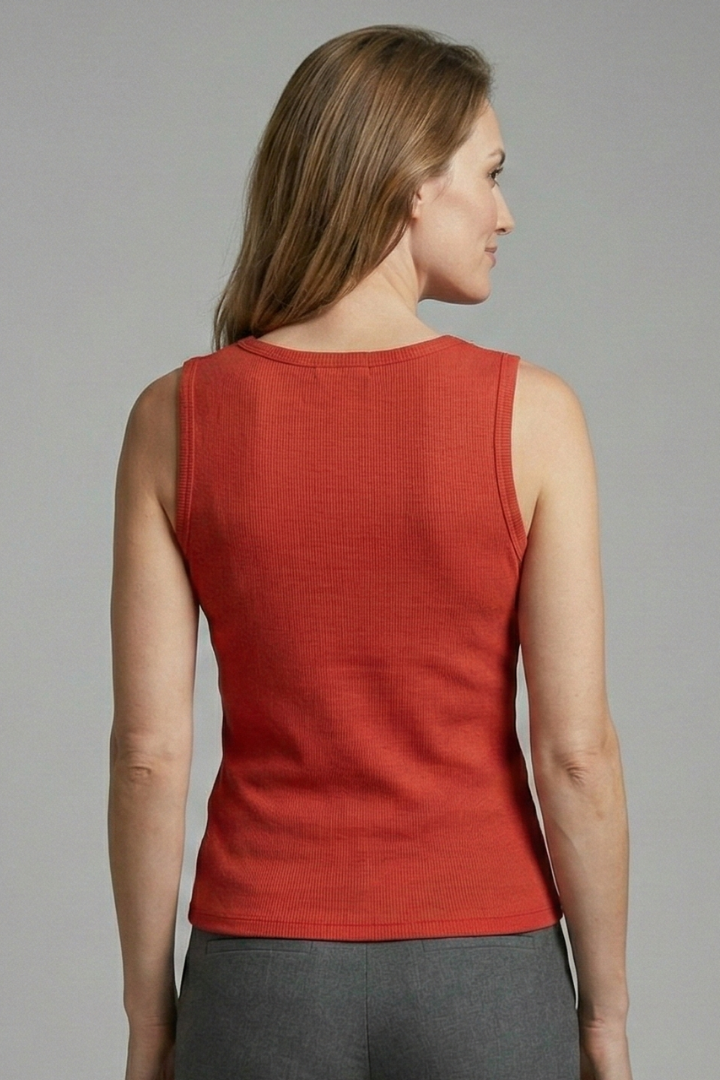 Women’s sleeveless fitted tank top with V-neckline and wide straps, suitable for layering and casual everyday outfits.