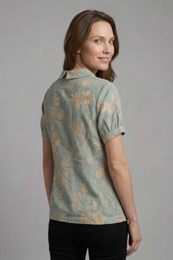 Women’s floral blouse with notch neckline and short sleeves, ideal for casual outfits and smart everyday styling.