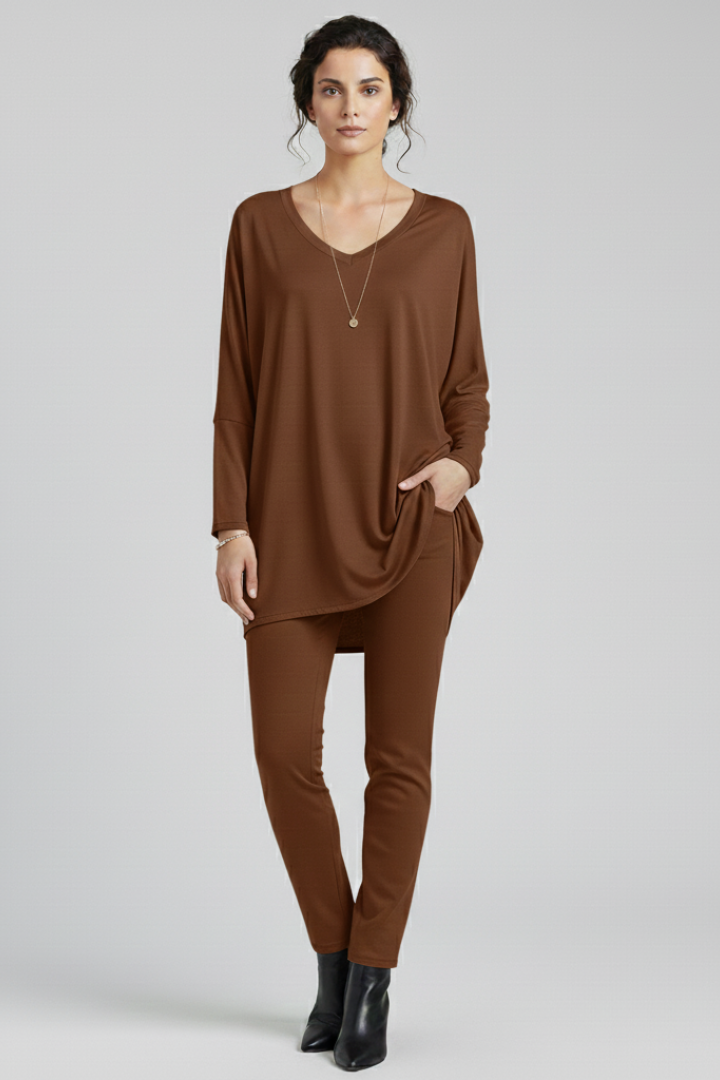 Women’s oversized V-neck shirt with long sleeves, designed for casual wear and versatile everyday outfits