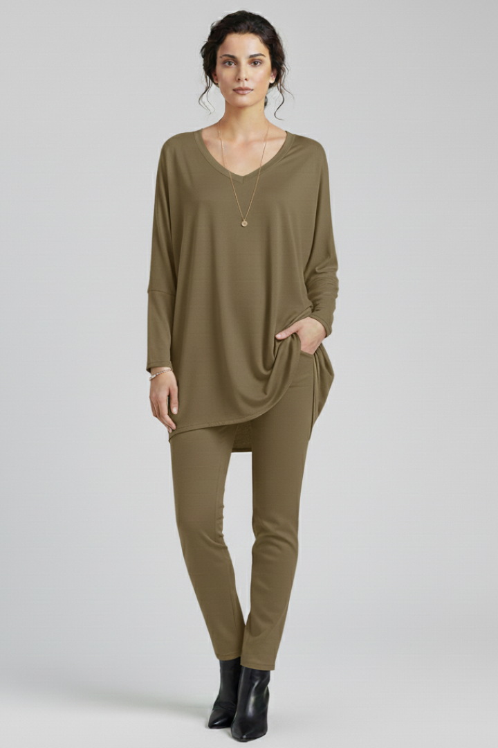 Women’s oversized V-neck shirt with long sleeves, designed for casual wear and versatile everyday outfits