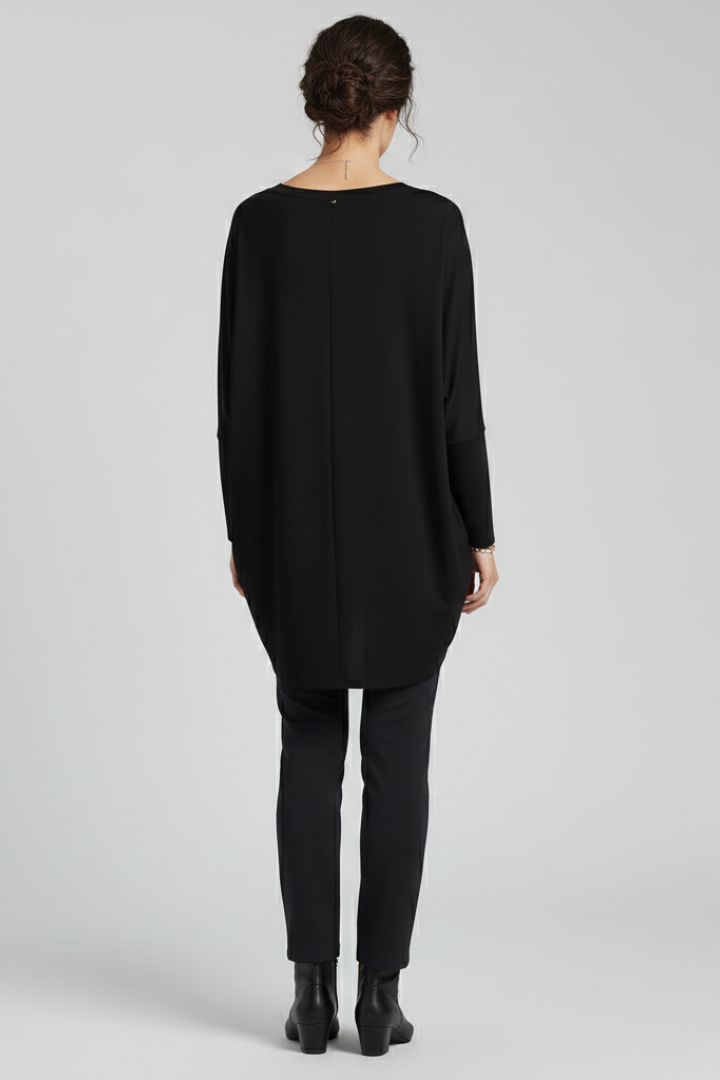 Women’s oversized V-neck shirt with long sleeves, designed for casual wear and versatile everyday outfits