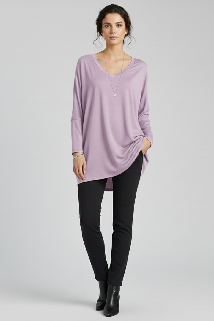 Women’s oversized V-neck shirt with long sleeves, designed for casual wear and versatile everyday outfits