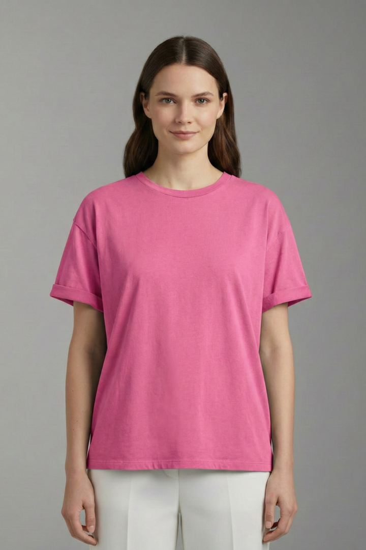 Women’s oversized T-shirt with round neckline, wide short sleeves, and dropped shoulders, suitable for casual wear and relaxed everyday styling.