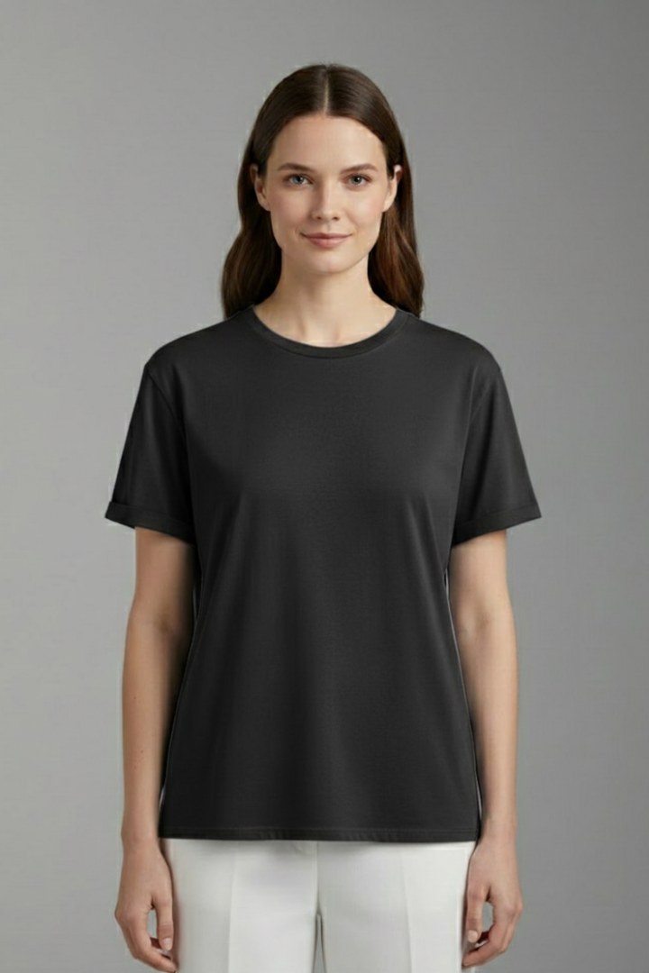 Women’s oversized T-shirt with round neckline, wide short sleeves, and dropped shoulders, suitable for casual wear and relaxed everyday styling.