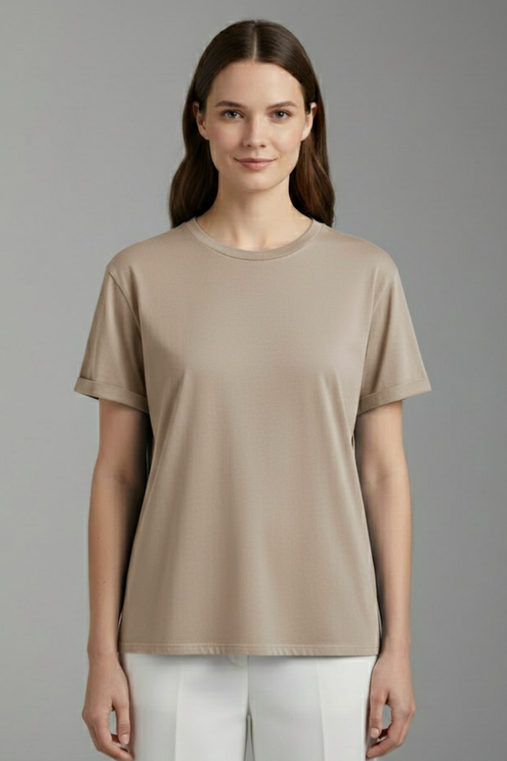 Women’s oversized T-shirt with round neckline, wide short sleeves, and dropped shoulders, suitable for casual wear and relaxed everyday styling.