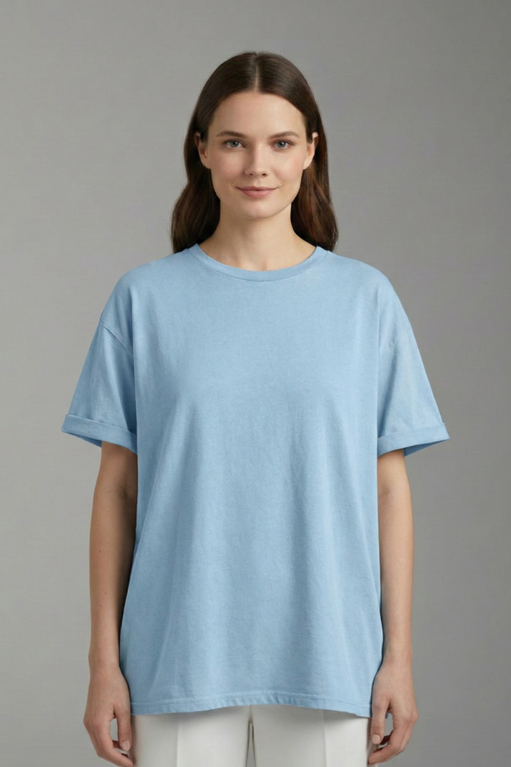 Women’s oversized T-shirt with round neckline, wide short sleeves, and dropped shoulders, suitable for casual wear and relaxed everyday styling.