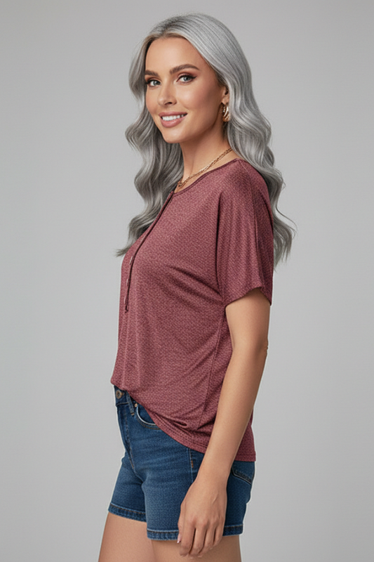 Women’s ribbed T-shirt with round neckline, button placket, and tie-front hem, suitable for everyday wear and casual outfits.