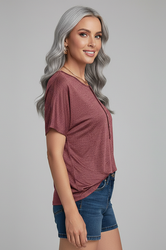 Women’s ribbed T-shirt with round neckline, button placket, and tie-front hem, suitable for everyday wear and casual outfits.