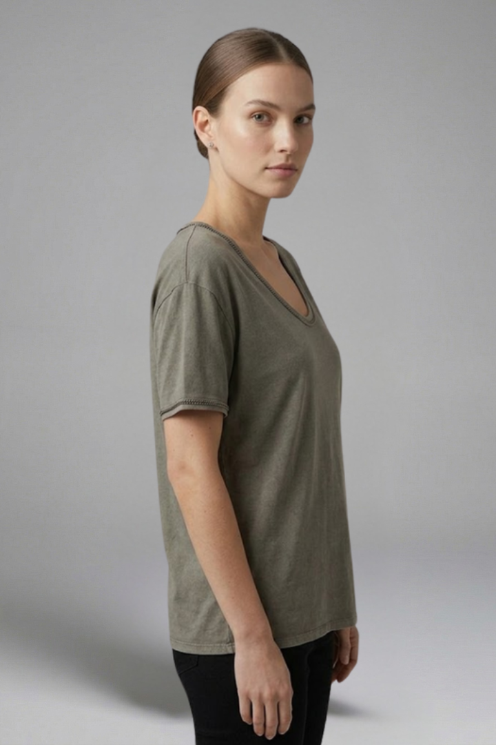 Women’s t-shirt with round neckline, short sleeves, and curved hem, ideal for casual everyday outfits and seasonal styling.