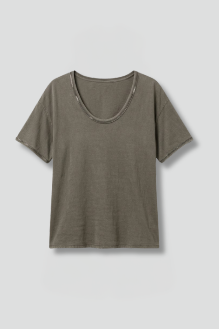 Women’s t-shirt with round neckline, short sleeves, and curved hem, ideal for casual everyday outfits and seasonal styling.