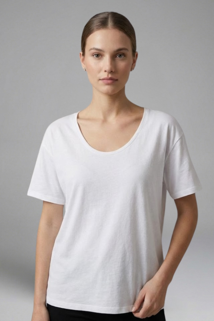 Women’s t-shirt with round neckline, short sleeves, and curved hem, ideal for casual everyday outfits and seasonal styling.