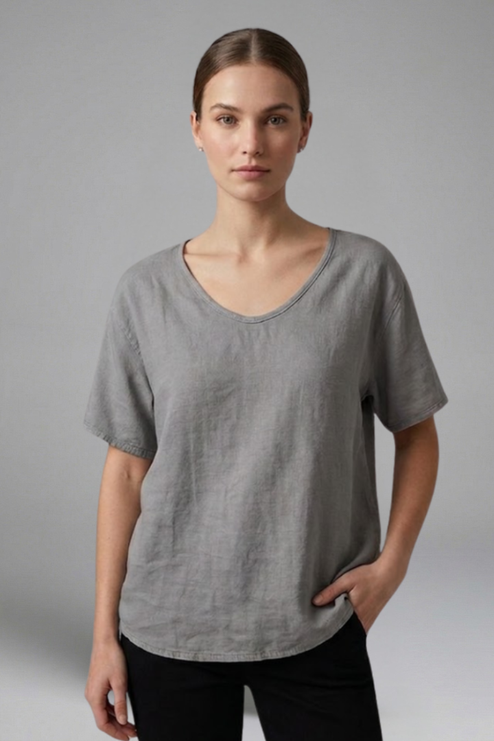 Women’s t-shirt with round neckline, short sleeves, and curved hem, ideal for casual everyday outfits and seasonal styling.