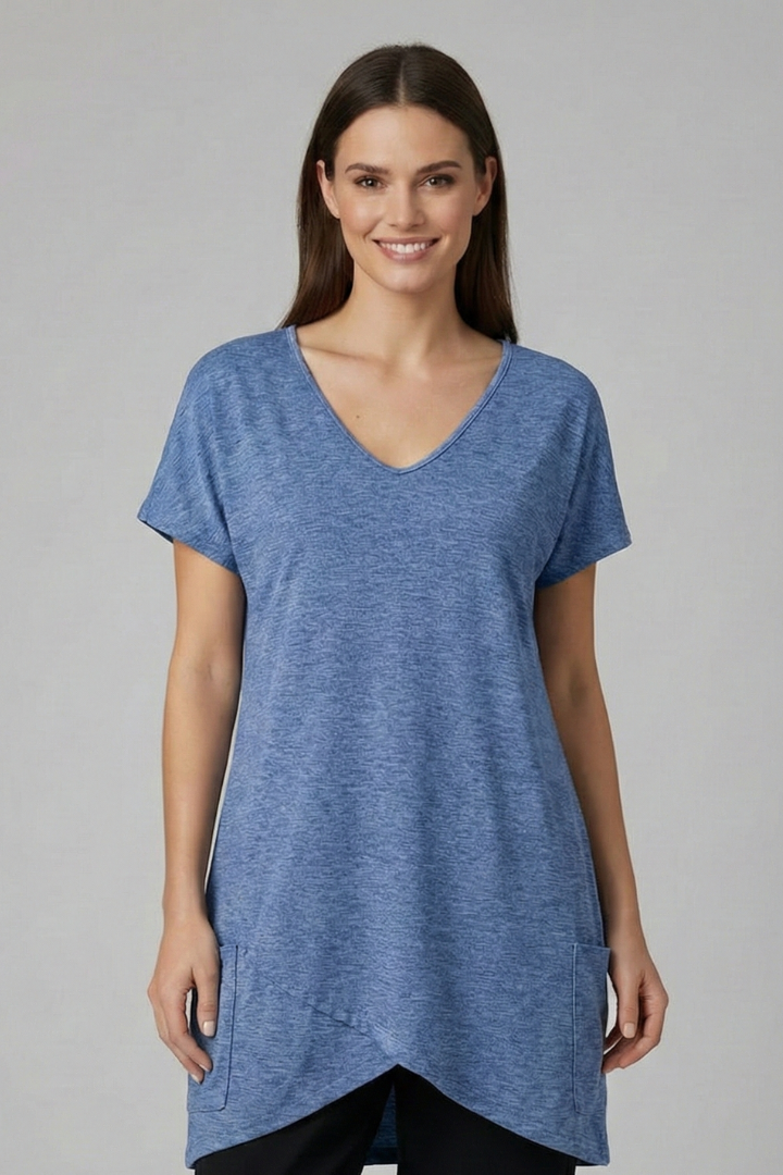 Women’s loose-fit T-shirt with V-neckline, side pockets, and curved hem, suitable for everyday wear and casual styling.