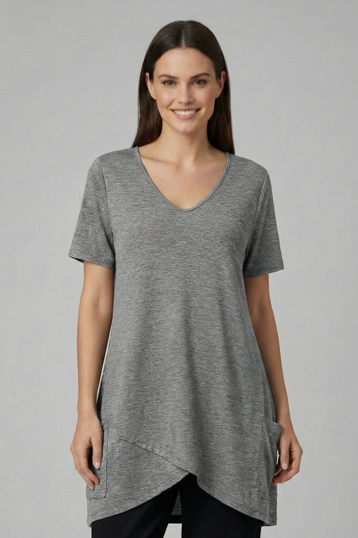 Women’s loose-fit T-shirt with V-neckline, side pockets, and curved hem, suitable for everyday wear and casual styling.
