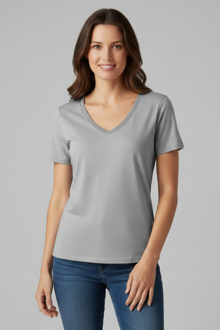 Women’s V-neck T-shirt with short sleeves and rounded hem, suitable for everyday wear and casual outfits.
