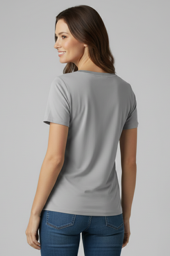 Women’s V-neck T-shirt with short sleeves and rounded hem, suitable for everyday wear and casual outfits.