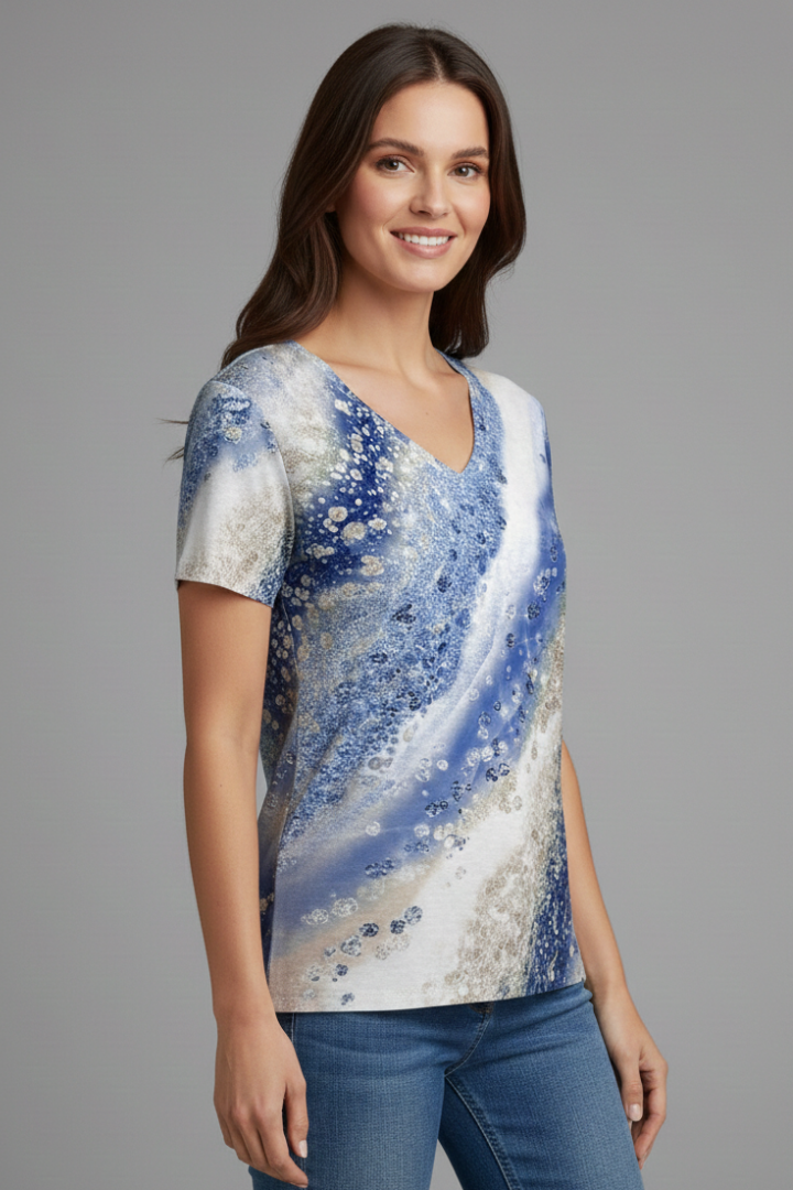 Women’s gradient T-shirt with V-neckline, short sleeves, loose fit, and rounded hem, suitable for casual wear and summer outfits.