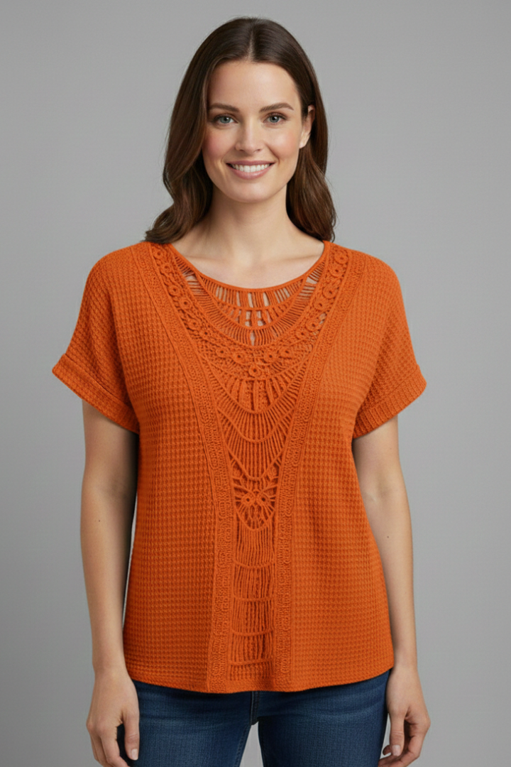 Women’s T-shirt with round neckline, lace inserts on shoulders and back, short sleeves, and loose fit, suitable for everyday wear and casual outfits.