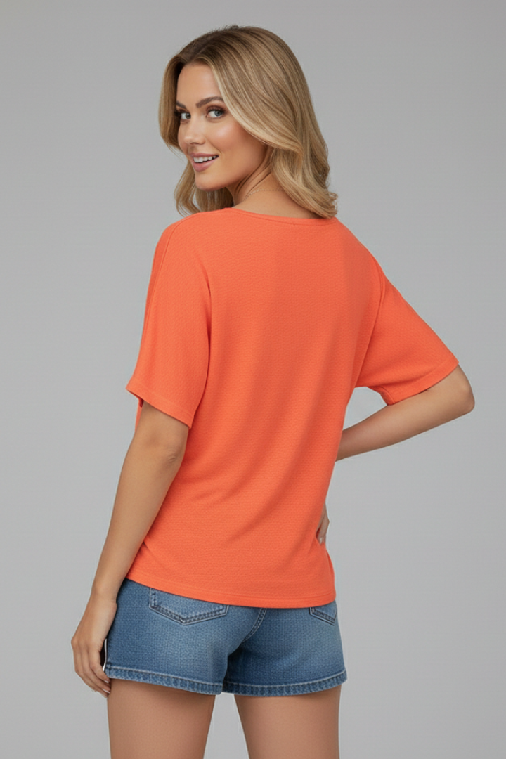 Women’s loose T-shirt with round neckline, short sleeves, and relaxed fit, suitable for everyday wear and casual outfits.