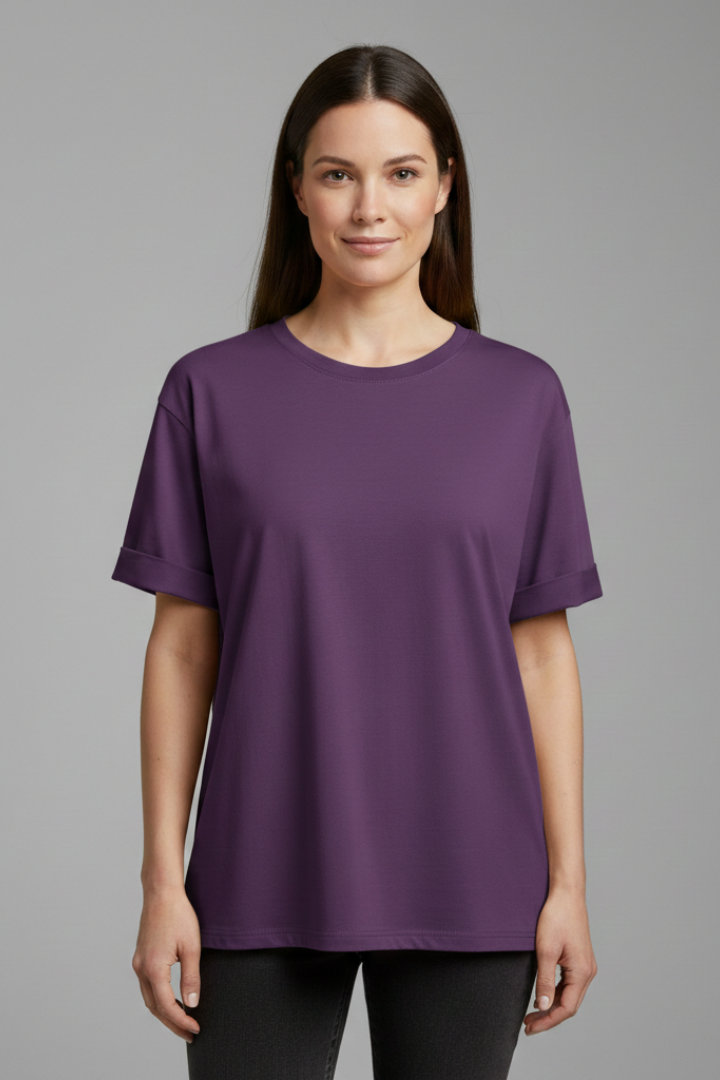 Women’s oversized T-shirt with round neckline, rolled short sleeves, loose fit, and hip-length hem, suitable for casual wear and relaxed outfits.