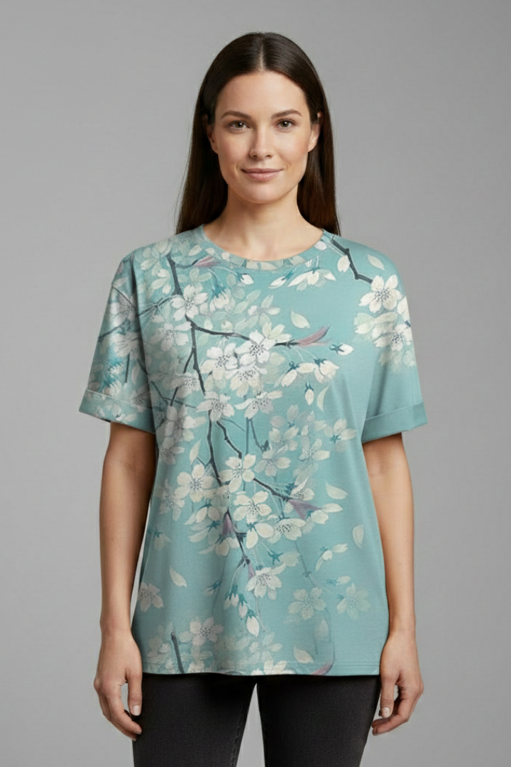 Women’s oversized T-shirt with round neckline, rolled short sleeves, loose fit, and hip-length hem, suitable for casual wear and relaxed outfits.