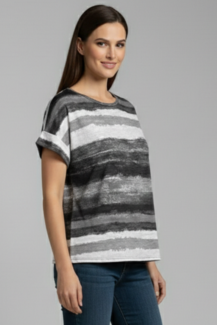 Women’s striped T-shirt with round neckline, short sleeves, loose fit, and printed surface, suitable for everyday wear and casual outfits.