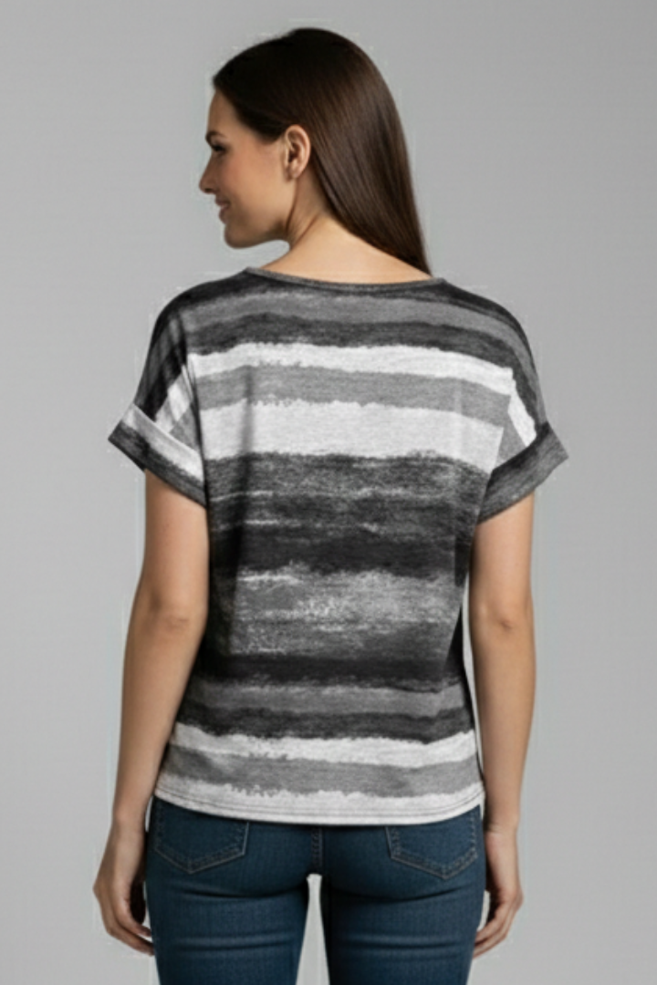 Women’s striped T-shirt with round neckline, short sleeves, loose fit, and printed surface, suitable for everyday wear and casual outfits.