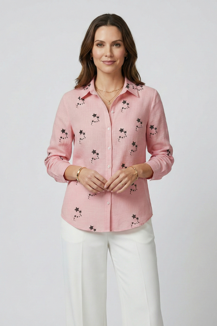 Women’s blouse with button front and floral print, featuring long sleeves and a round neckline for everyday and work styling.