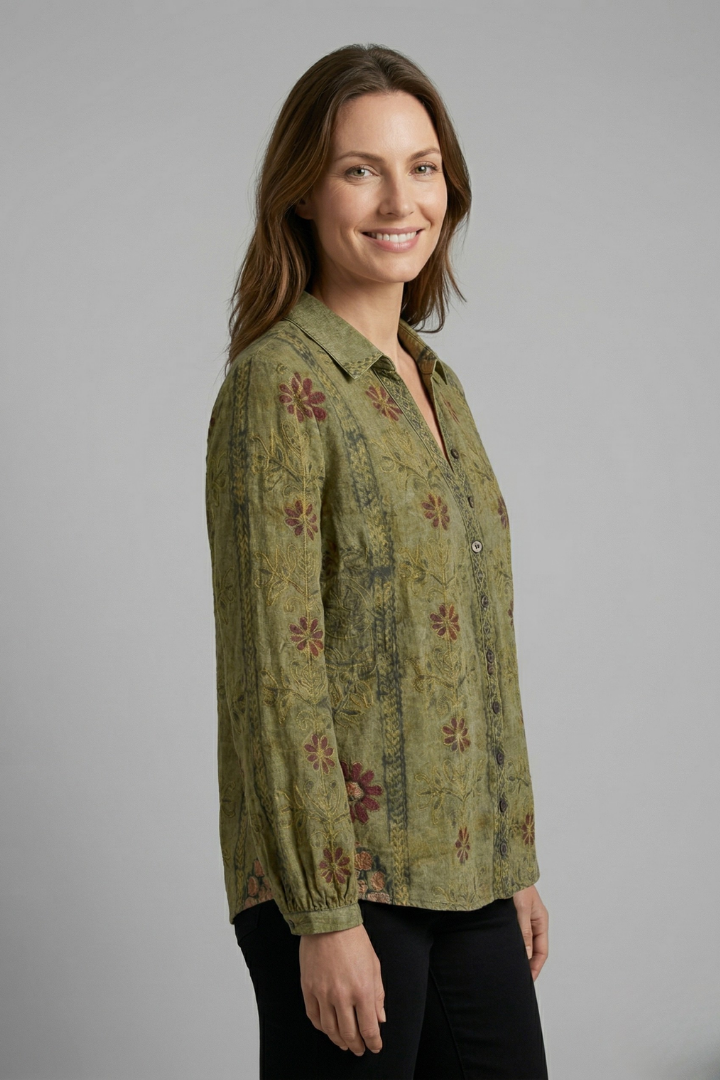 Women’s blouse with button front, structured neckline, and long sleeves, ideal for office wear and casual everyday outfits.