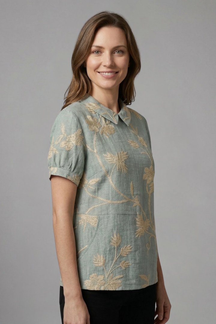 Women’s floral blouse with notch neckline and short sleeves, ideal for casual outfits and smart everyday styling.