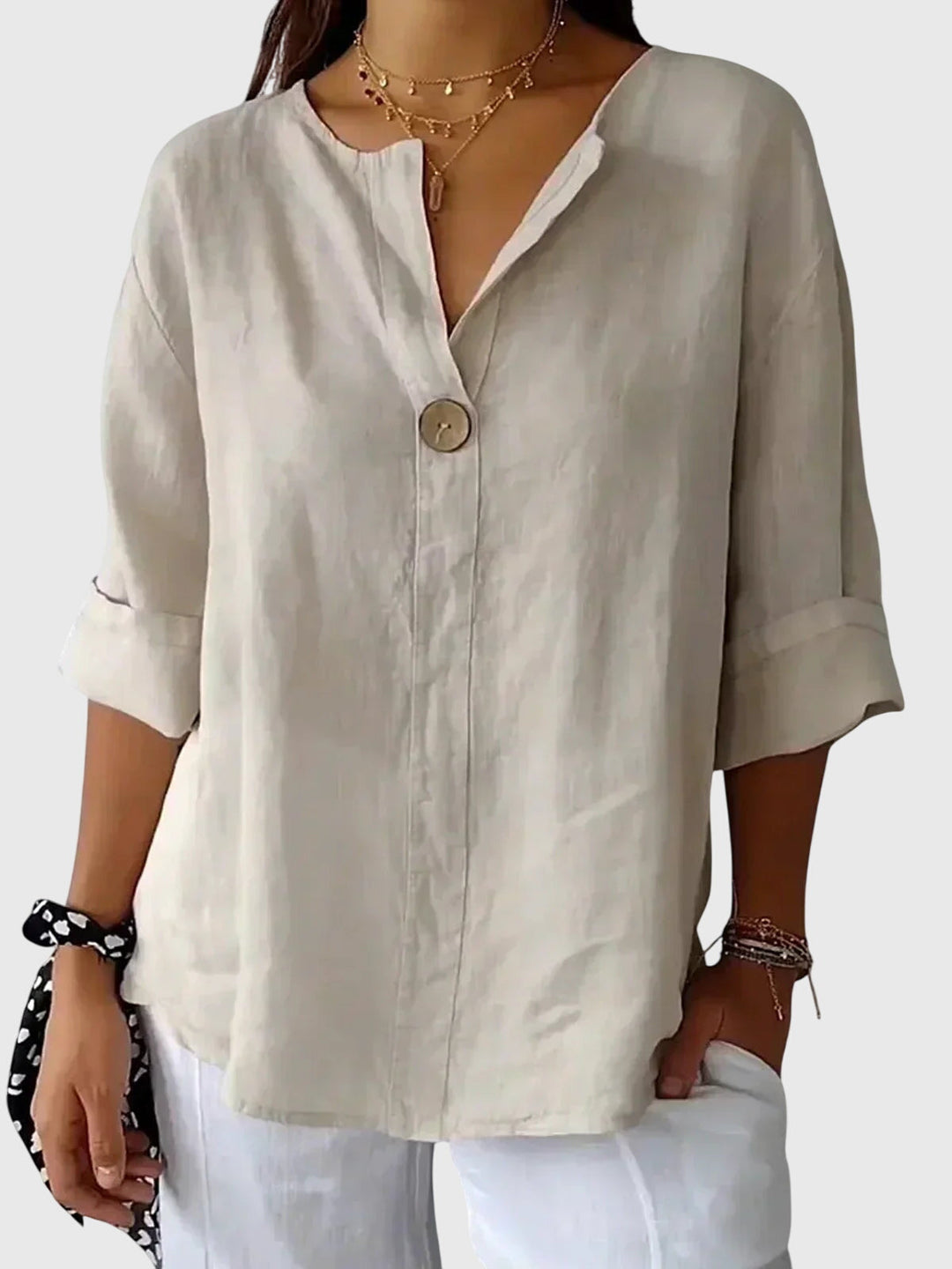 Women’s loose fit blouse with an elegant silhouette and comfortable design, ideal for casual wear, office outfits, and smart occasions.