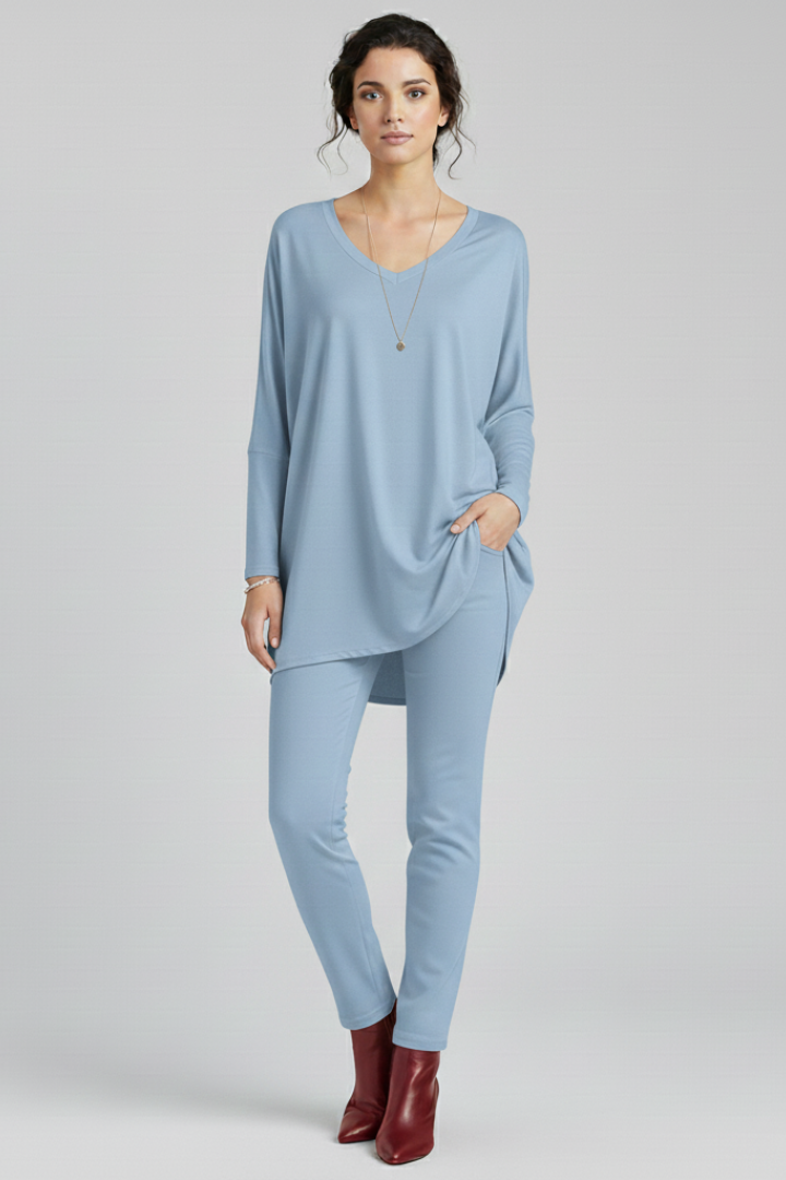 Women’s oversized V-neck shirt with long sleeves, designed for casual wear and versatile everyday outfits