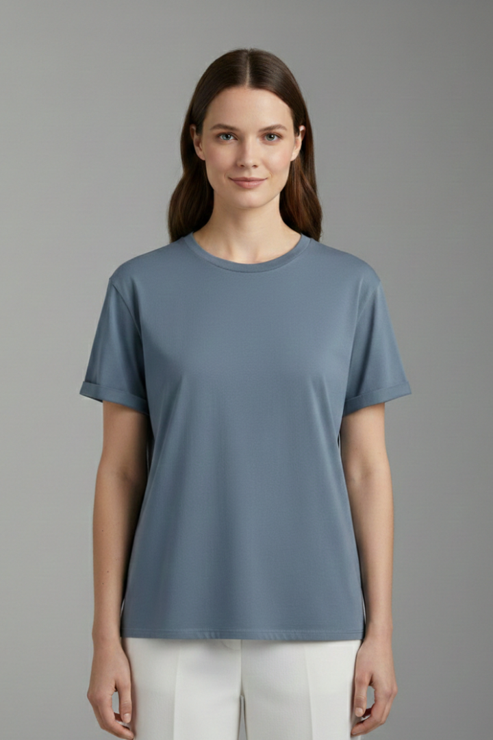 Women’s oversized T-shirt with round neckline, wide short sleeves, and dropped shoulders, suitable for casual wear and relaxed everyday styling.
