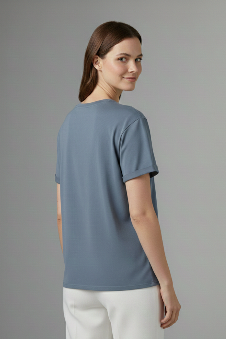 Women’s oversized T-shirt with round neckline, wide short sleeves, and dropped shoulders, suitable for casual wear and relaxed everyday styling.