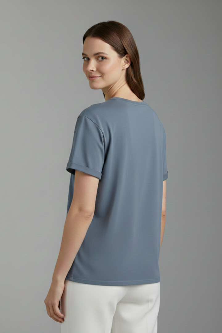 Women’s oversized T-shirt with round neckline, wide short sleeves, and dropped shoulders, suitable for casual wear and relaxed everyday styling.
