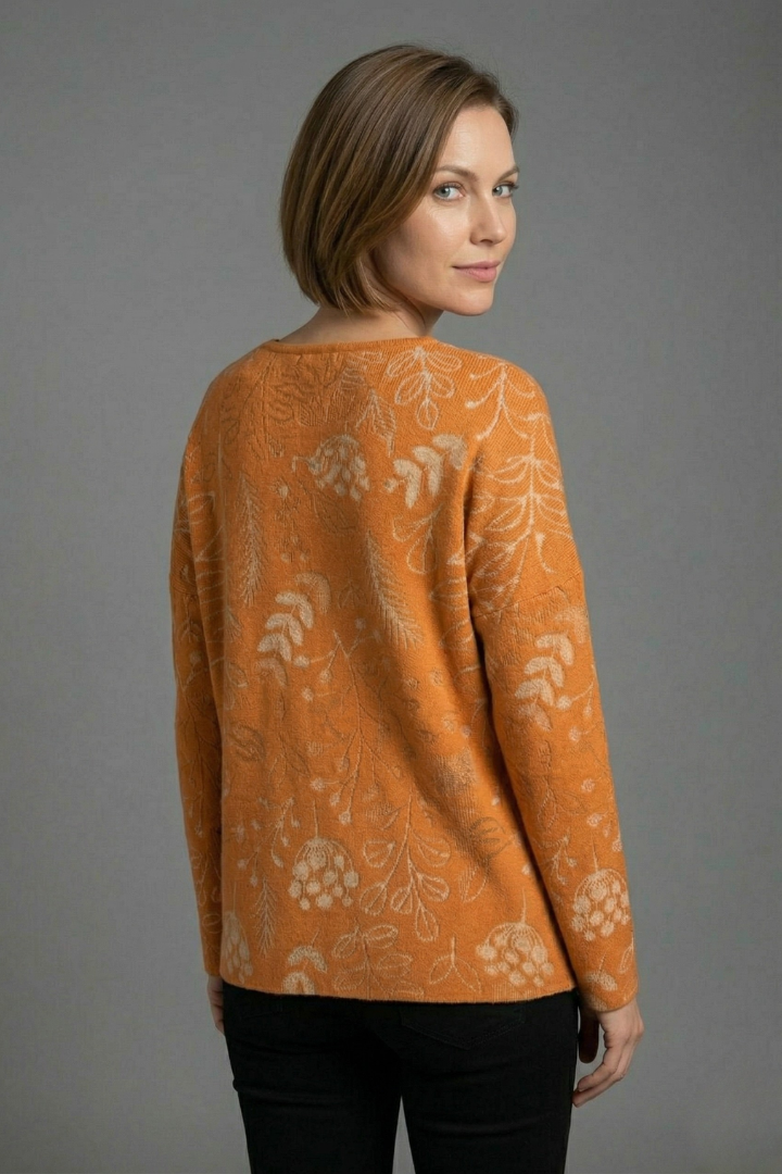 Women’s printed top with V-neckline, long sleeves, and relaxed fit, ideal for casual everyday outfits and seasonal styling.