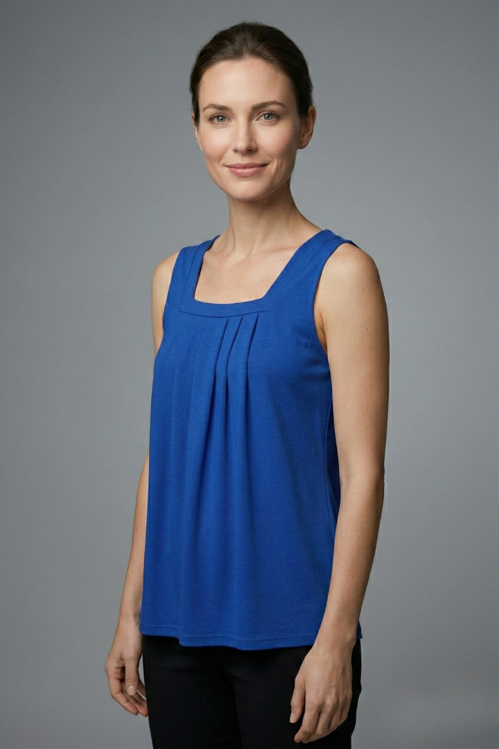 Women’s sleeveless blouse with square neckline, wide straps, rounded hem, and printed pattern, suitable for casual wear and summer outfits.