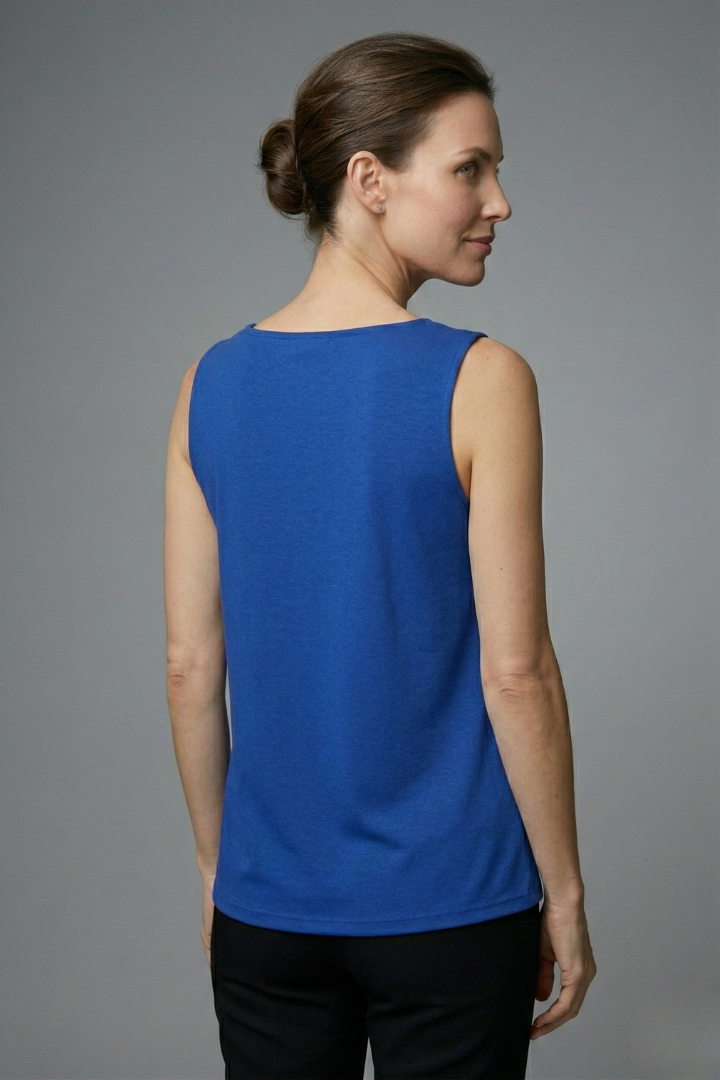 Women’s sleeveless blouse with square neckline, wide straps, rounded hem, and printed pattern, suitable for casual wear and summer outfits.