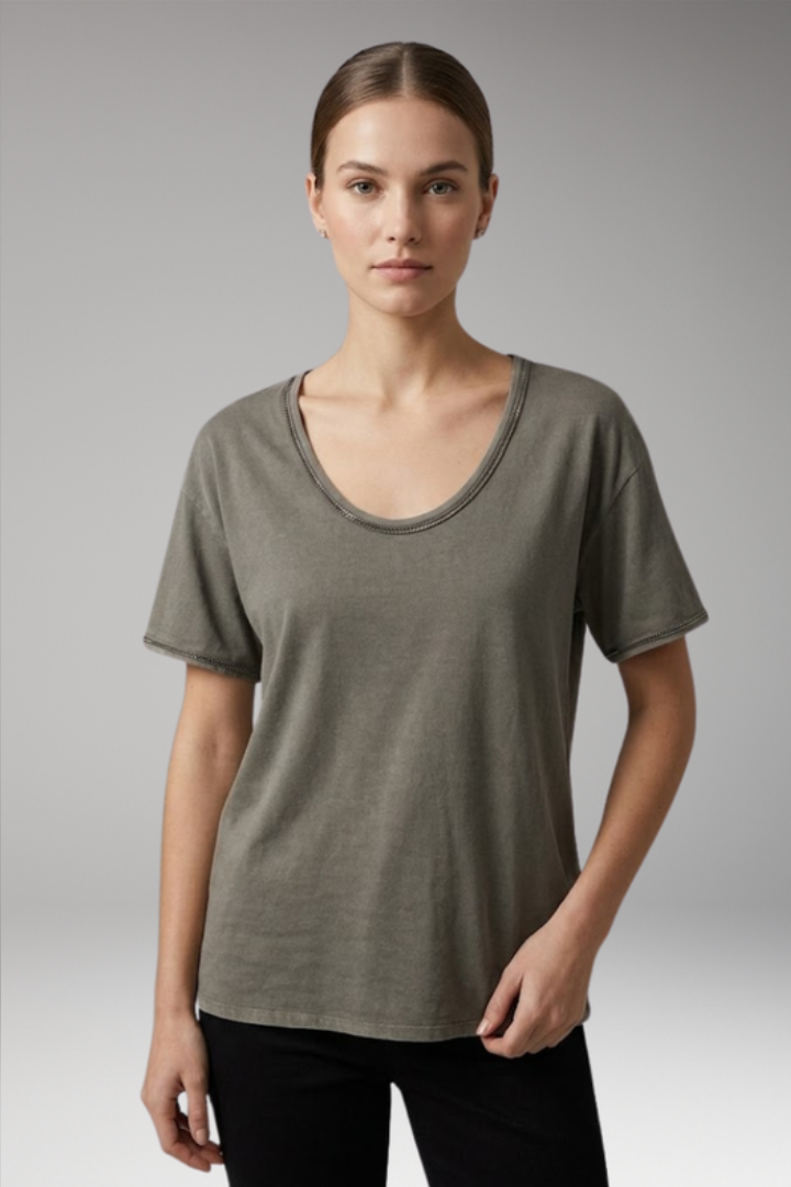 Women’s t-shirt with round neckline, short sleeves, and curved hem, ideal for casual everyday outfits and seasonal styling.