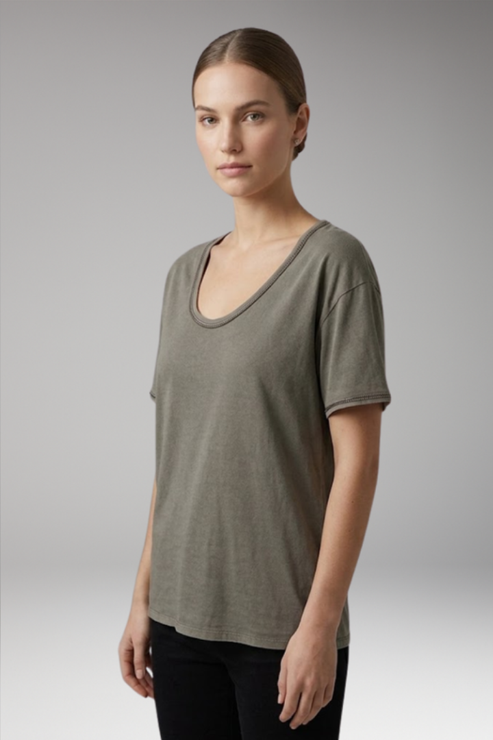 Women’s t-shirt with round neckline, short sleeves, and curved hem, ideal for casual everyday outfits and seasonal styling.