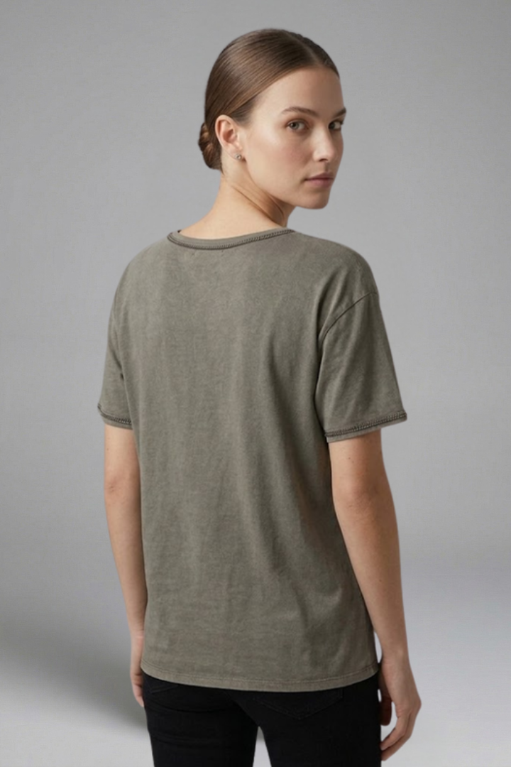 Women’s t-shirt with round neckline, short sleeves, and curved hem, ideal for casual everyday outfits and seasonal styling.