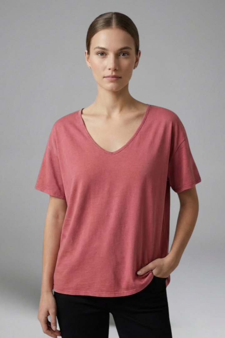 Women’s t-shirt with round neckline, short sleeves, and curved hem, ideal for casual everyday outfits and seasonal styling.